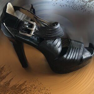⬇️🎉PRICE DROP🎉 ⬇️Cute Michael Kors Strappy Black Pump